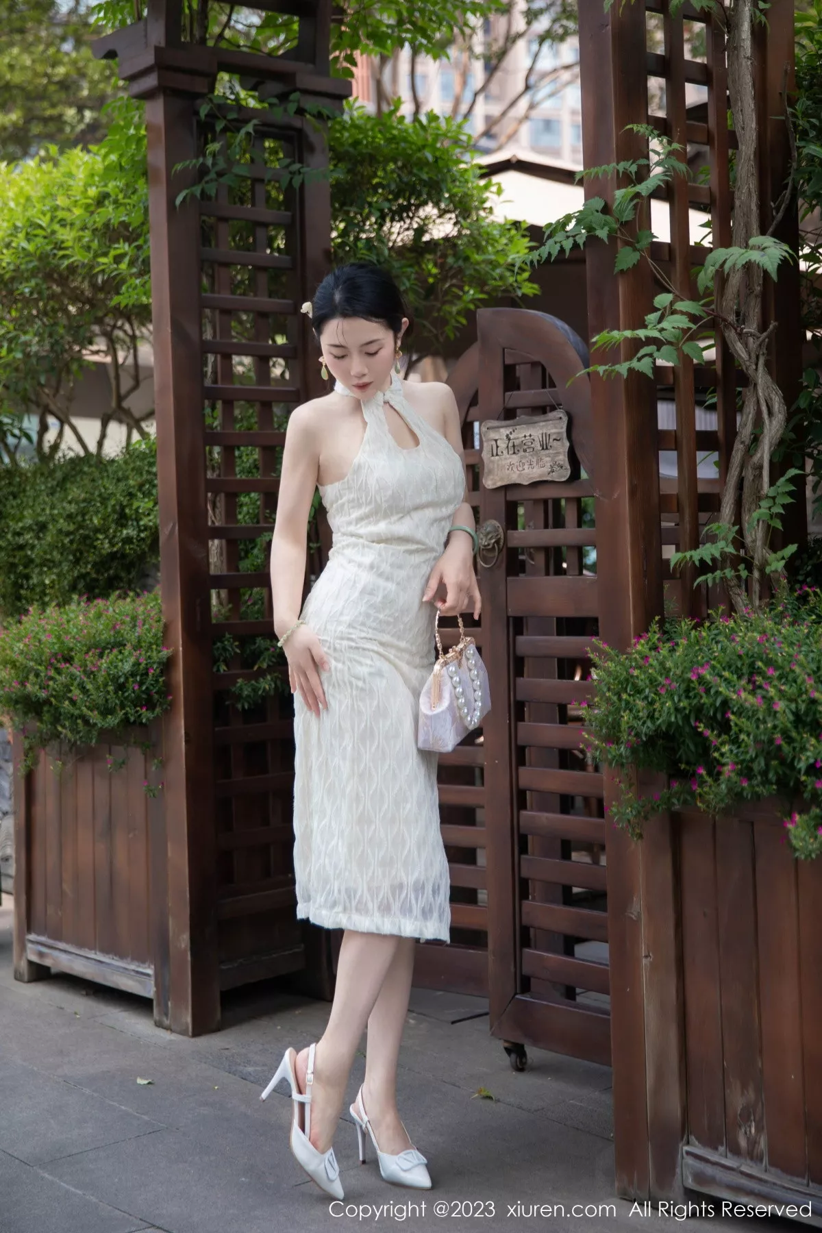 秀人集.com_[XiuRen秀人网]No.7435_模特严利娅Yuliya性感白色旗袍服饰秀婀娜身姿完美诱惑写真71P