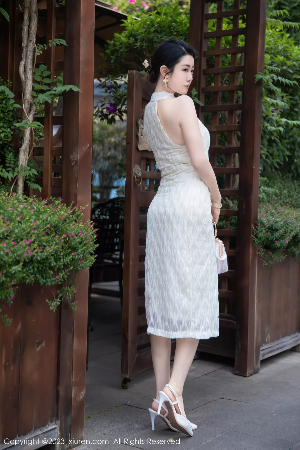 秀人集.com_[XiuRen秀人网]No.7435_模特严利娅Yuliya性感白色旗袍服饰秀婀娜身姿完美诱惑写真71P