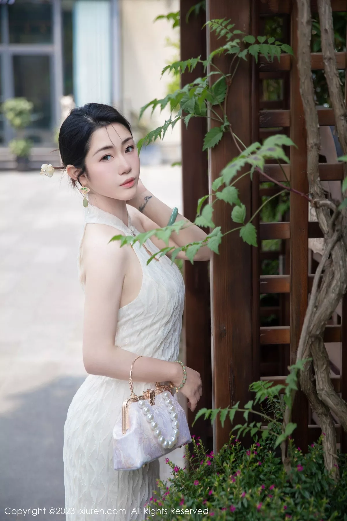 秀人集.com_[XiuRen秀人网]No.7435_模特严利娅Yuliya性感白色旗袍服饰秀婀娜身姿完美诱惑写真71P