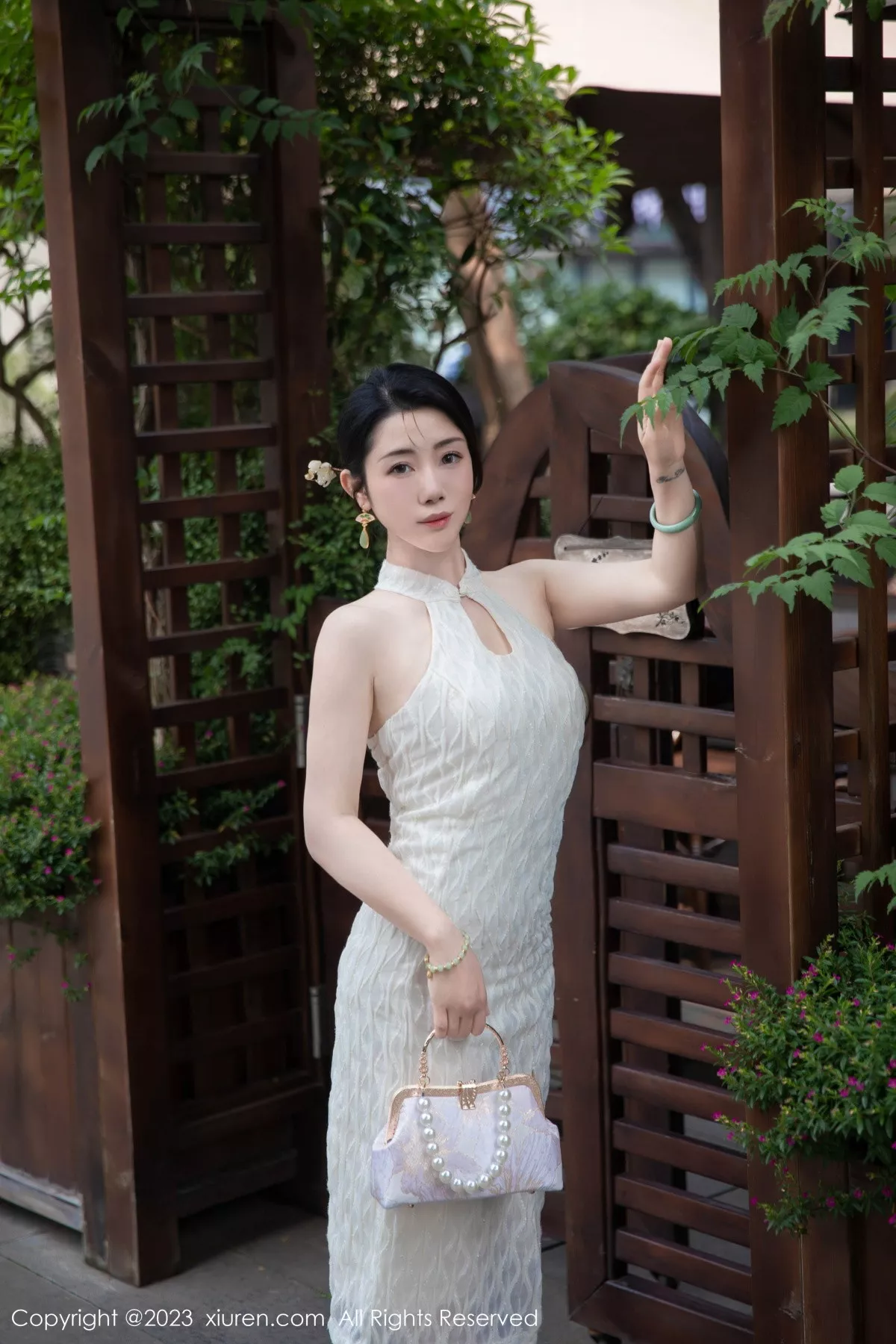 秀人集.com_[XiuRen秀人网]No.7435_模特严利娅Yuliya性感白色旗袍服饰秀婀娜身姿完美诱惑写真71P