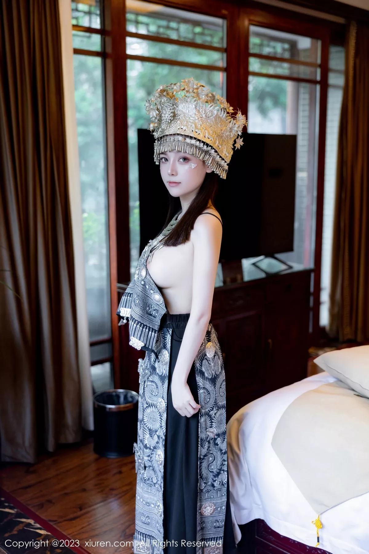 秀人集.com_[XiuRen秀人网]No.7448_模特豆瓣酱户外性感银饰苗族服饰半脱秀丰腴身材完美诱惑写真82P