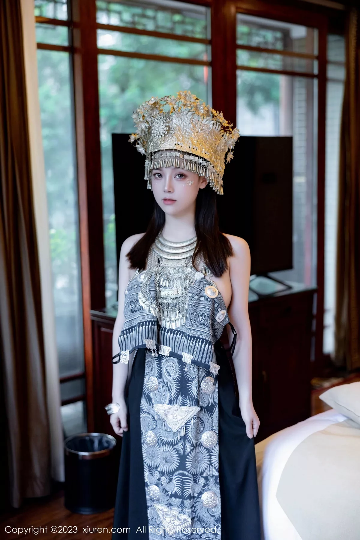 秀人集.com_[XiuRen秀人网]No.7448_模特豆瓣酱户外性感银饰苗族服饰半脱秀丰腴身材完美诱惑写真82P