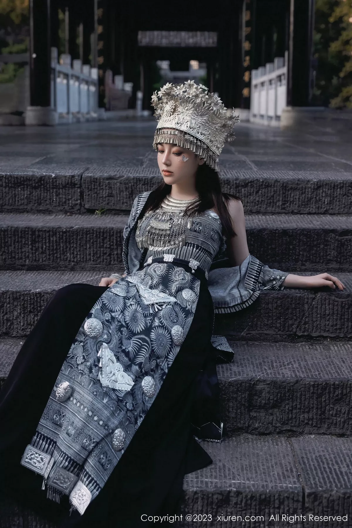 秀人集.com_[XiuRen秀人网]No.7448_模特豆瓣酱户外性感银饰苗族服饰半脱秀丰腴身材完美诱惑写真82P