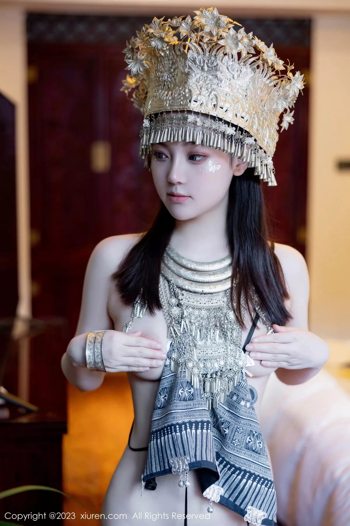 秀人集.com_[XiuRen秀人网]No.7448_模特豆瓣酱户外性感银饰苗族服饰半脱秀丰腴身材完美诱惑写真82P