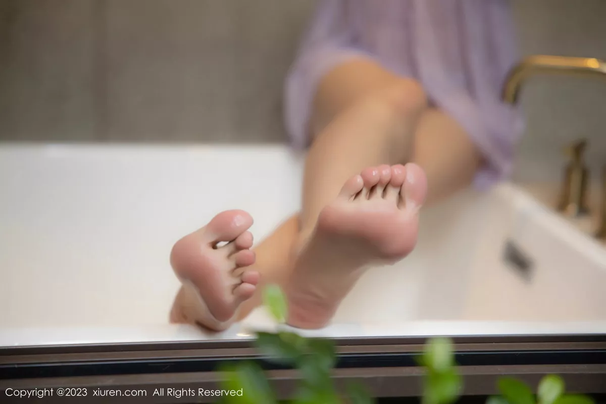 秀人集.com_[XiuRen秀人网]No.7451_模特糖豆sisi浴缸场景性感紫色薄纱睡裙湿身秀惹火身材诱惑写真56P