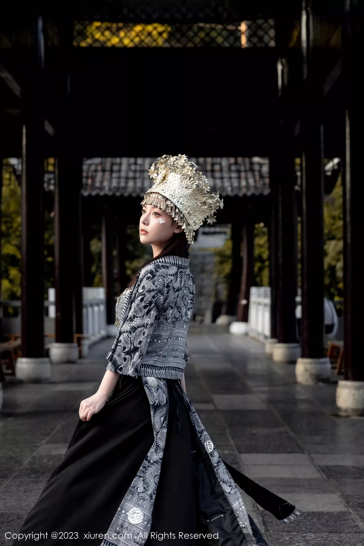 秀人集.com_[XiuRen秀人网]No.7448_模特豆瓣酱户外性感银饰苗族服饰半脱秀丰腴身材完美诱惑写真82P