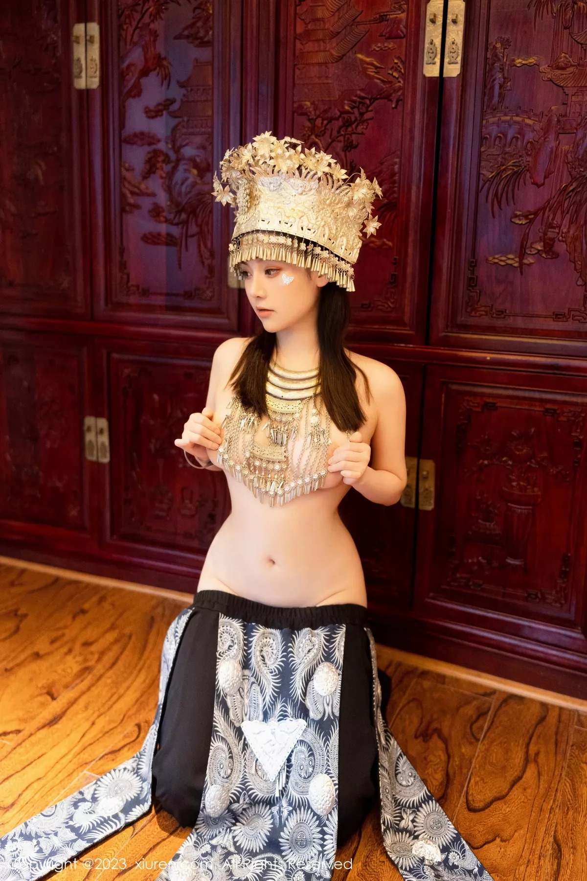 秀人集.com_[XiuRen秀人网]No.7448_模特豆瓣酱户外性感银饰苗族服饰半脱秀丰腴身材完美诱惑写真82P