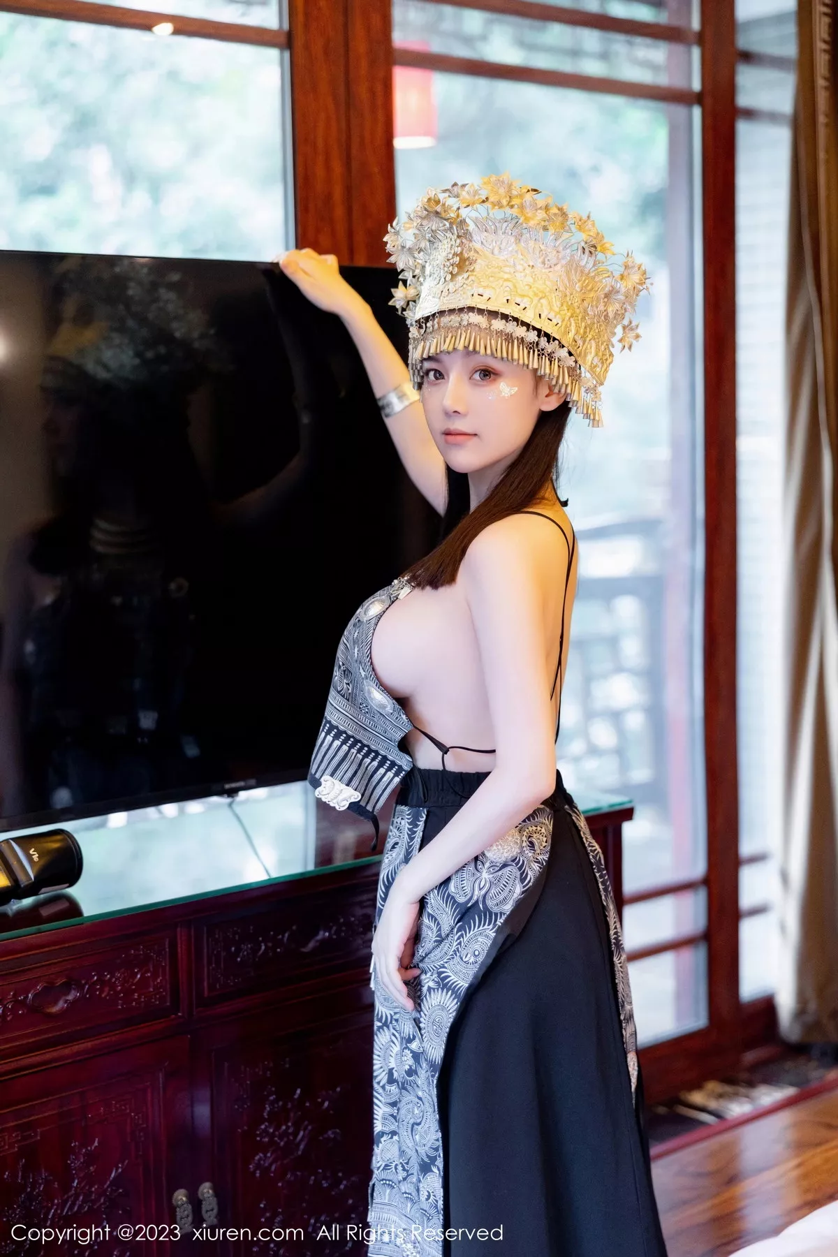 秀人集.com_[XiuRen秀人网]No.7448_模特豆瓣酱户外性感银饰苗族服饰半脱秀丰腴身材完美诱惑写真82P