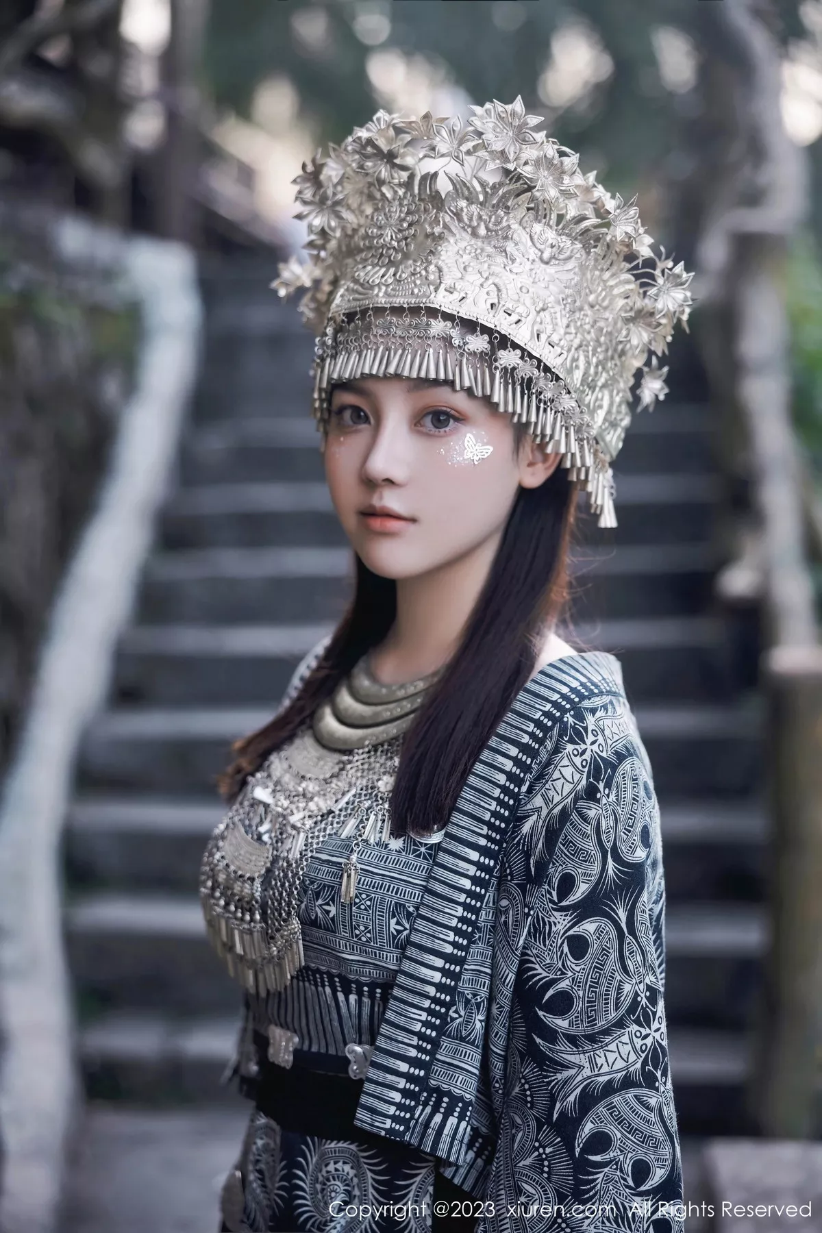 秀人集.com_[XiuRen秀人网]No.7448_模特豆瓣酱户外性感银饰苗族服饰半脱秀丰腴身材完美诱惑写真82P