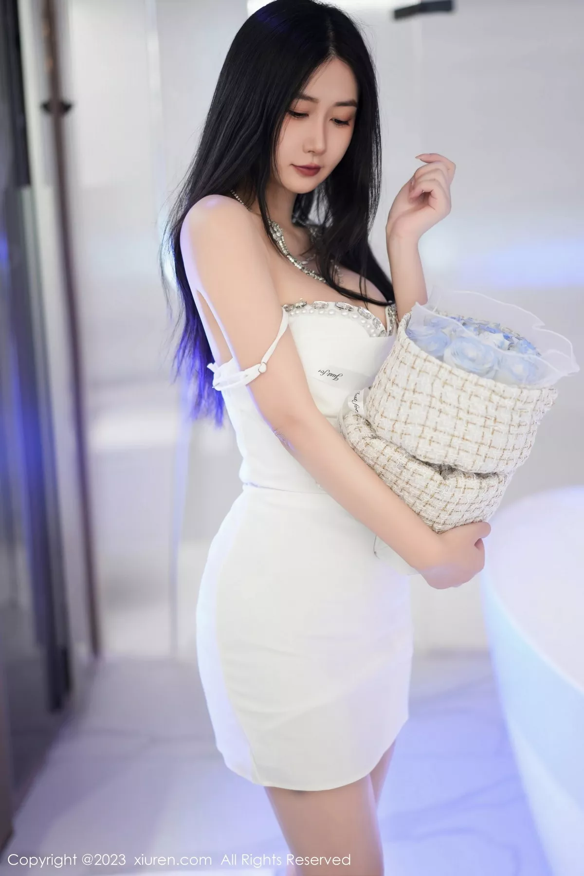 秀人集.com_[XiuRen秀人网]No.7447_模特laura阿姣性感白色吊带短裙配白色高跟秀完美身材迷人写真77P