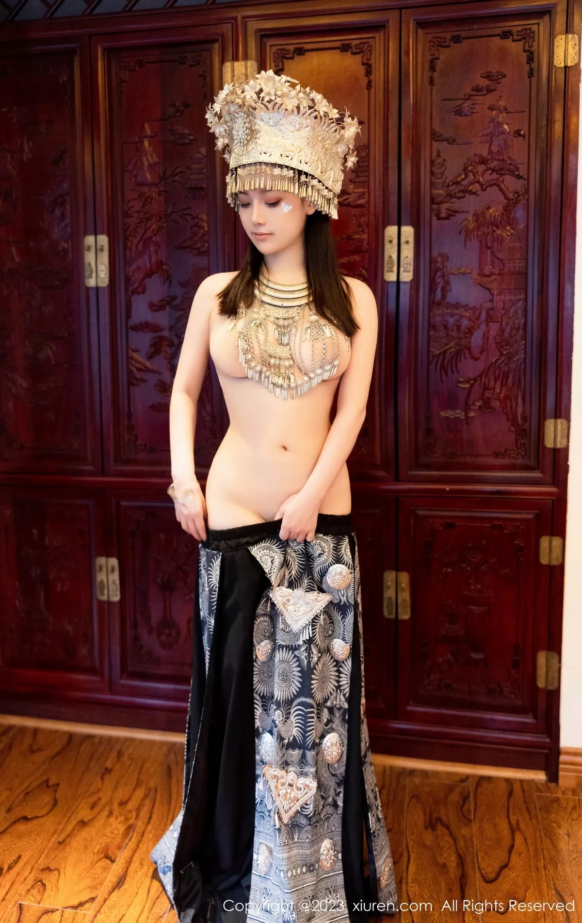 秀人集.com_[XiuRen秀人网]No.7448_模特豆瓣酱户外性感银饰苗族服饰半脱秀丰腴身材完美诱惑写真82P