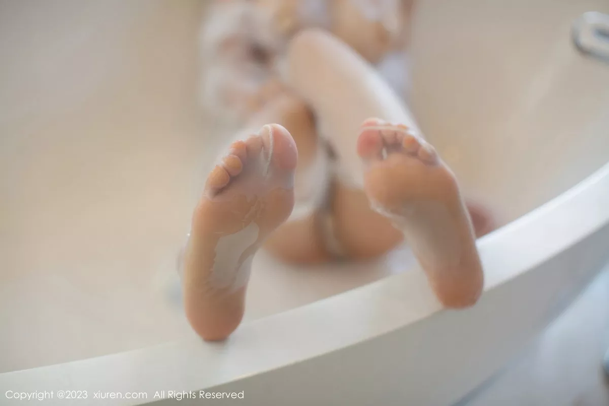 秀人集.com_[XiuRen秀人网]No.7456_模特绮里嘉ula性感白色婚纱服饰配白色丝袜秀惹火身材诱惑写真80P