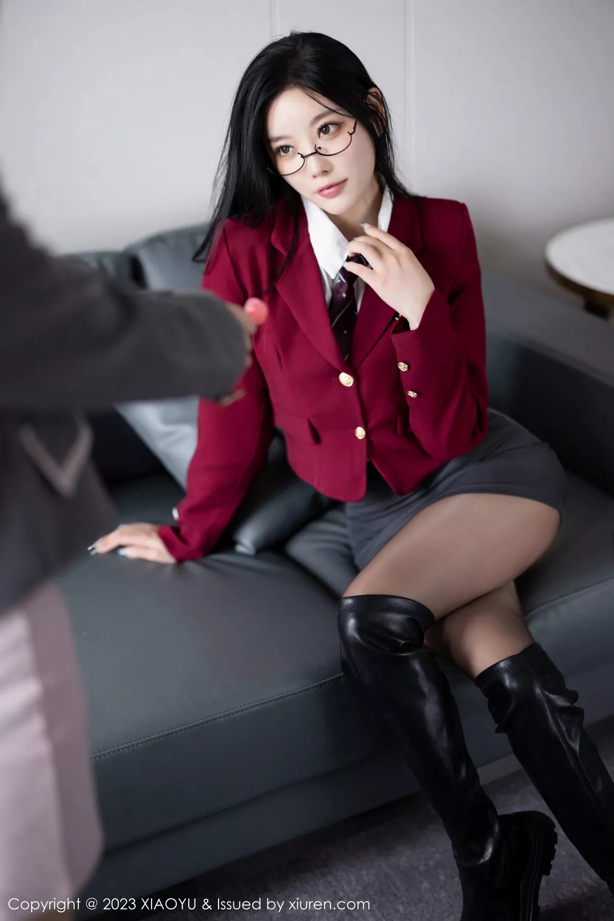 秀人集.com_[XiaoYu画语界]Vol.1121_女神杨晨晨Yome性感白T配灰色短裙露蕾丝内衣惹火诱惑写真90P