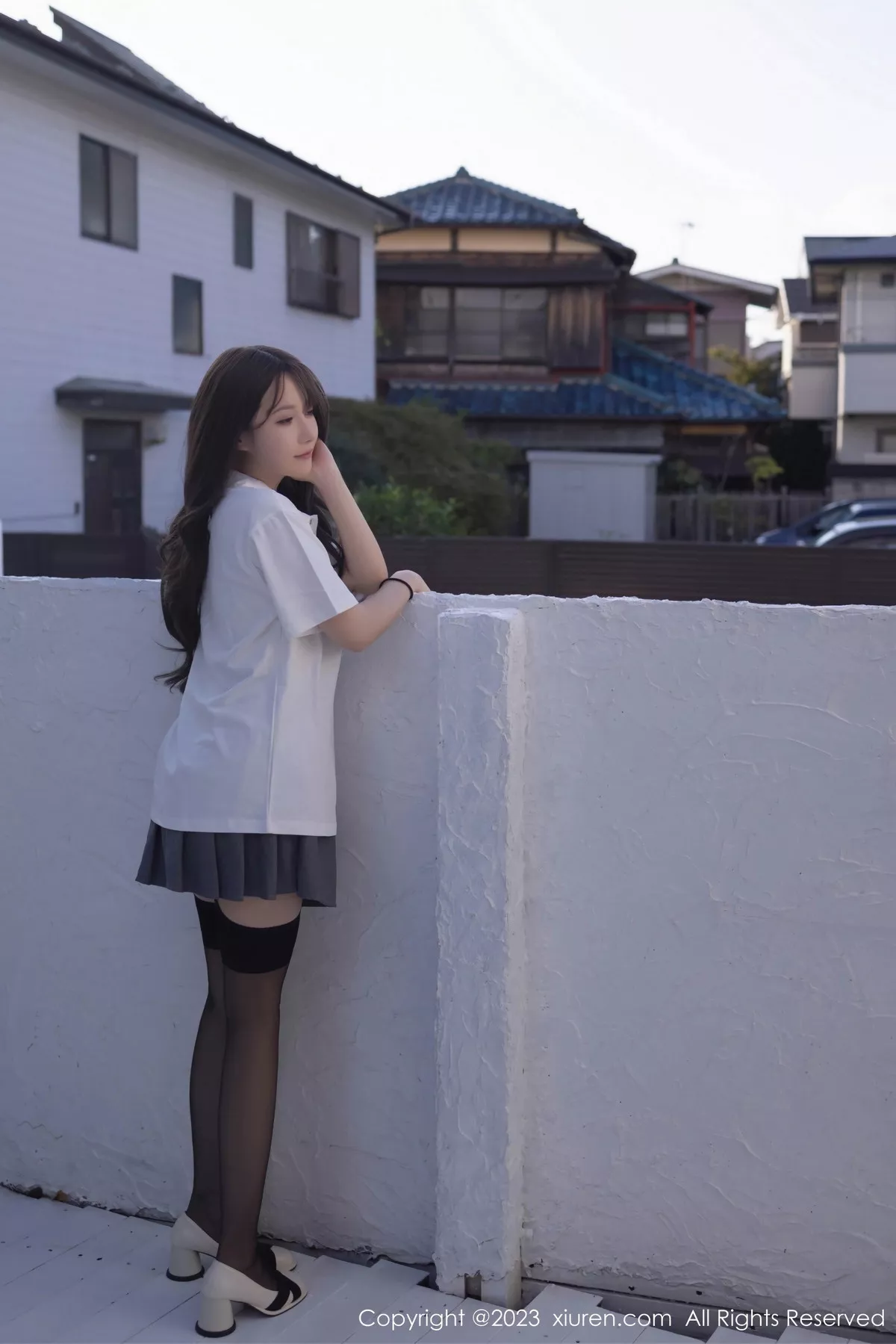 秀人集.com_[XiuRen秀人网]No.7475_模特鱼子酱Fish性感白T配灰短裙露黑丝吊袜秀曼妙身姿诱惑写真85P