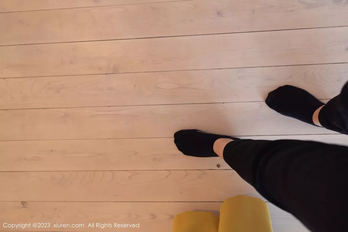 秀人集.com_[XiuRen秀人网]No.7475_模特鱼子酱Fish性感白T配灰短裙露黑丝吊袜秀曼妙身姿诱惑写真85P