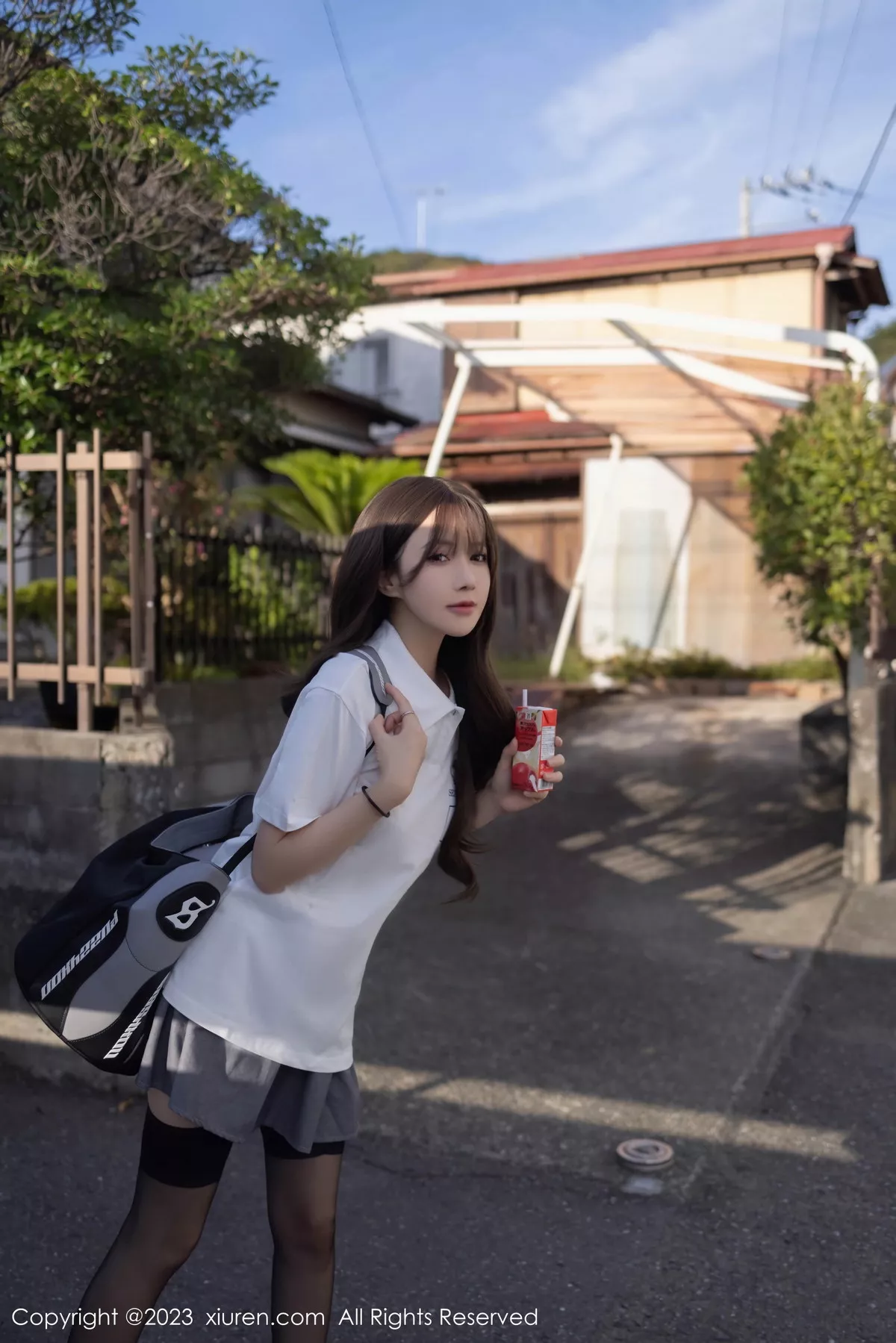 秀人集.com_[XiuRen秀人网]No.7475_模特鱼子酱Fish性感白T配灰短裙露黑丝吊袜秀曼妙身姿诱惑写真85P