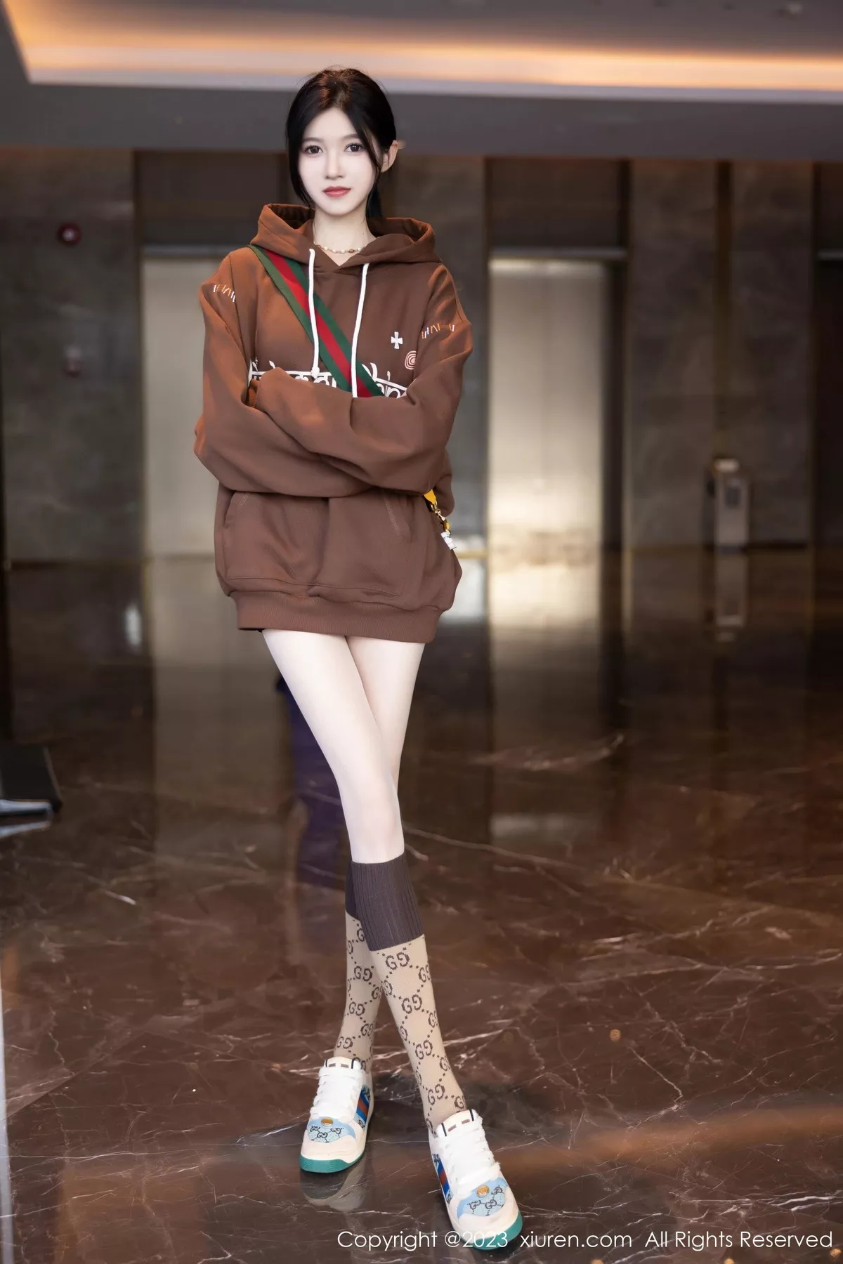 秀人集.com_[XiuRen秀人网]No.7488_模特程程程咖啡色卫衣露淡红内衣配肉丝袜秀曼妙身姿诱惑写真81P