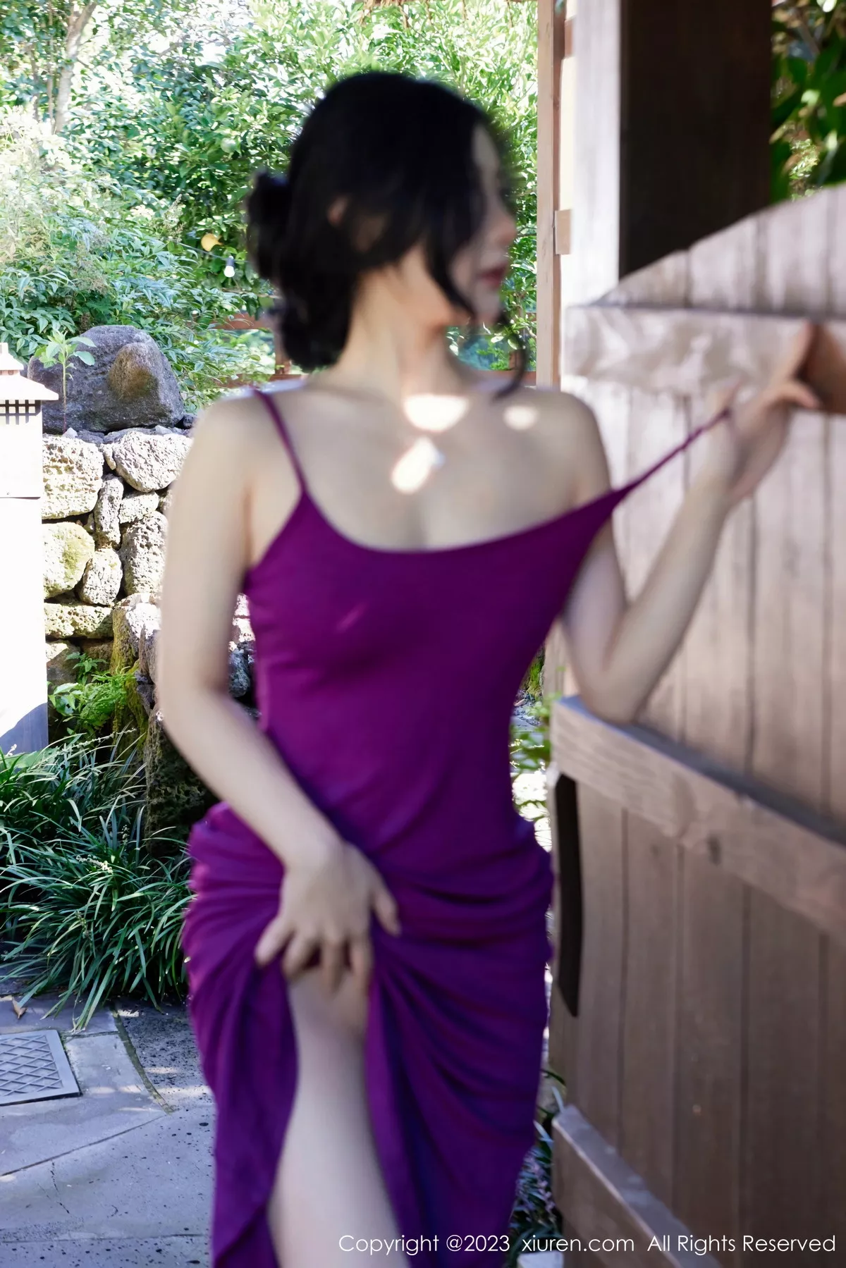 秀人集.com_[XiuRen秀人网]No.7485_模特尹甜甜户外性感紫色吊带裙配超薄肉丝秀完美身材诱惑写真63P
