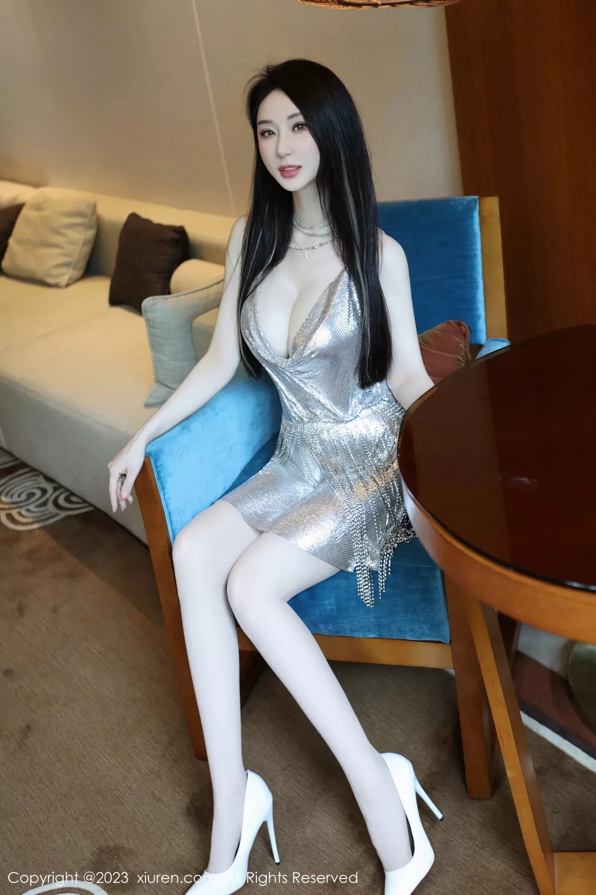 秀人集.com_[XiuRen秀人网]No.7483_新人模特田兮白性感银白吊带裙配原色丝袜秀丰腴身姿诱惑写真70P