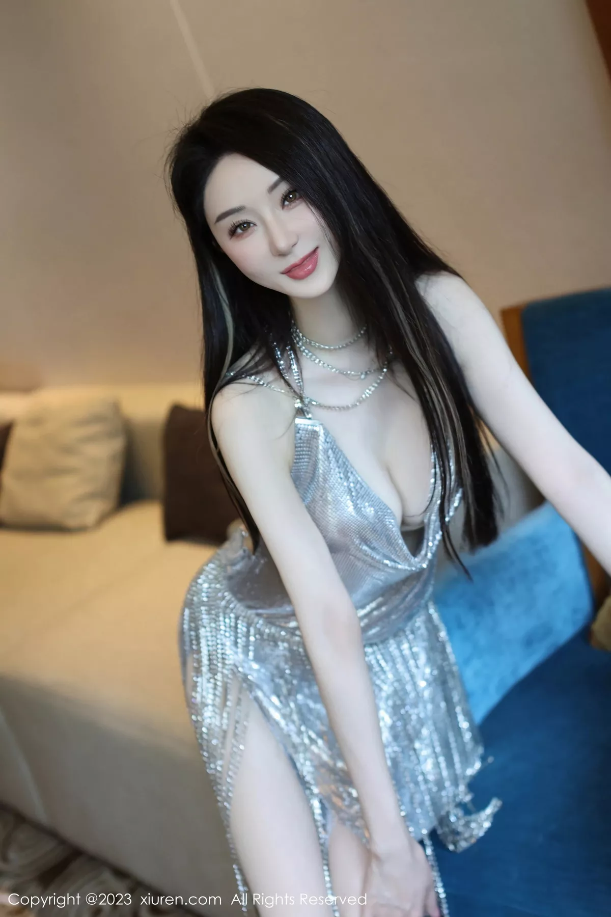 秀人集.com_[XiuRen秀人网]No.7483_新人模特田兮白性感银白吊带裙配原色丝袜秀丰腴身姿诱惑写真70P