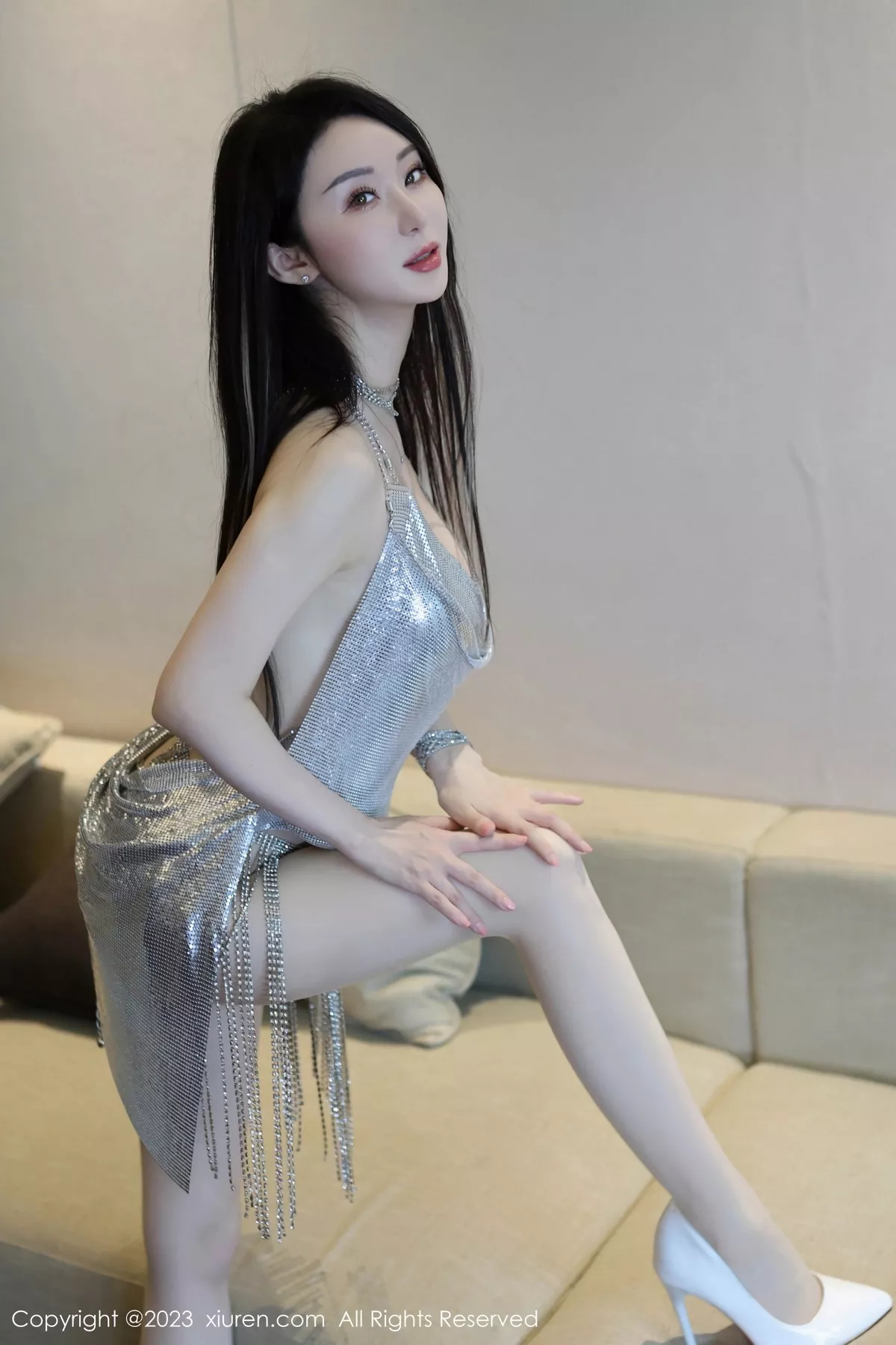 秀人集.com_[XiuRen秀人网]No.7483_新人模特田兮白性感银白吊带裙配原色丝袜秀丰腴身姿诱惑写真70P