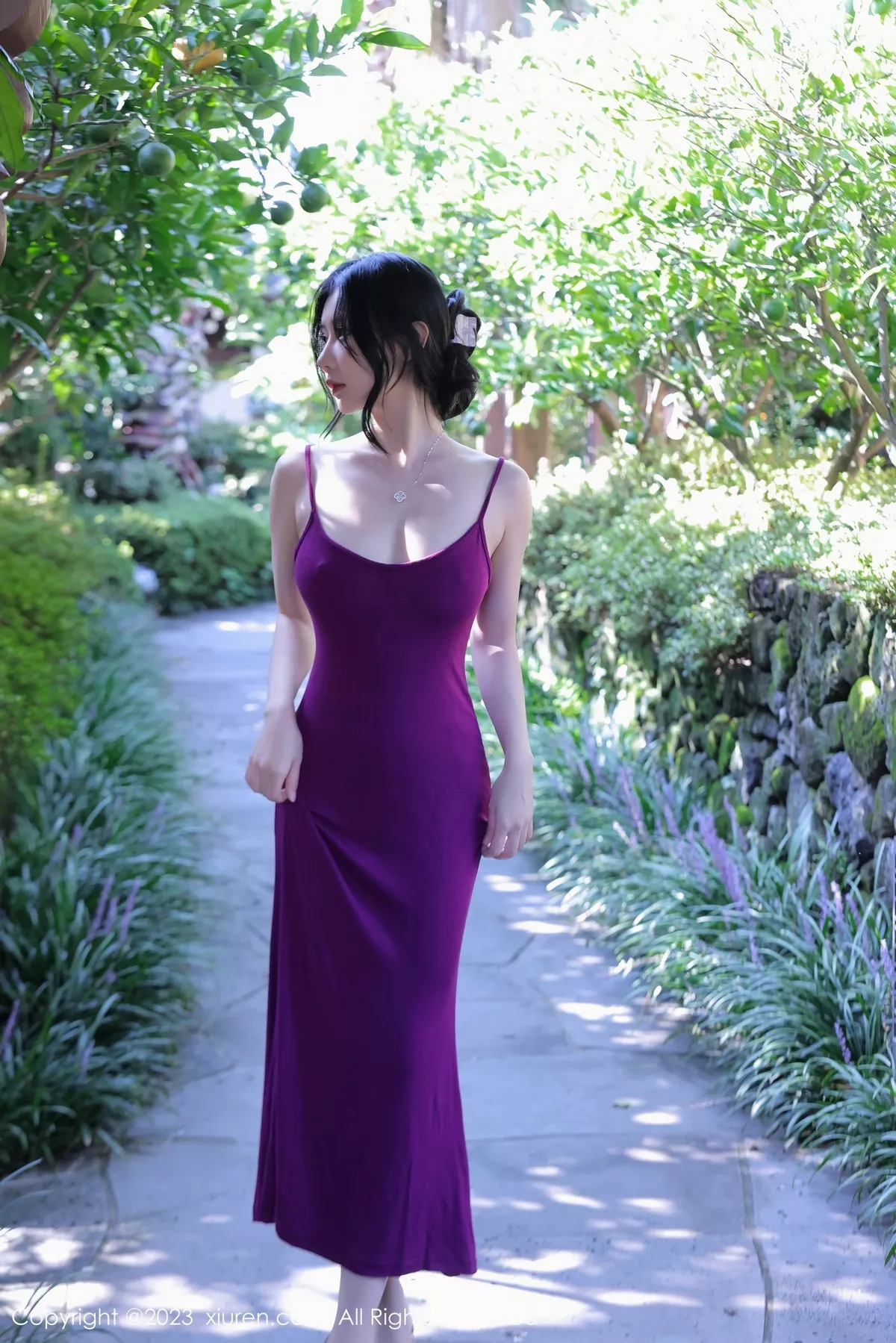 秀人集.com_[XiuRen秀人网]No.7485_模特尹甜甜户外性感紫色吊带裙配超薄肉丝秀完美身材诱惑写真63P