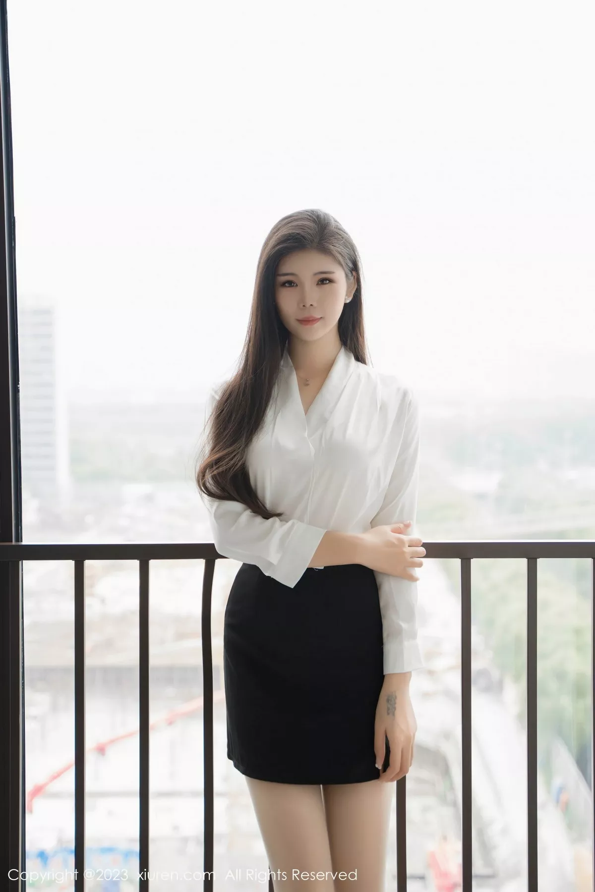 秀人集.com_[XiuRen秀人网]No.7486_模特雪糕CiCi性感白T配黑色短裙露超薄无内肉丝秀美腿诱惑写真57P