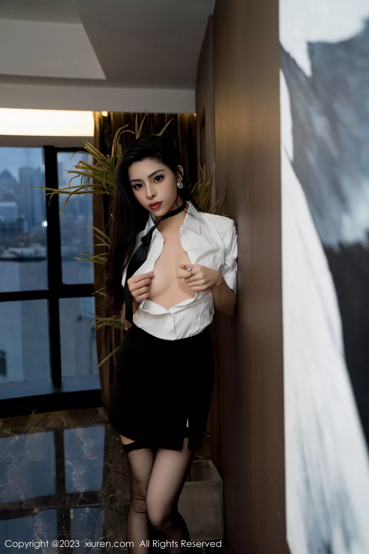 秀人集.com_[XiuRen秀人网]No.7489_模特王薇薇性感白T配黑色短裙露超薄黑丝秀完美身材诱惑写真85P