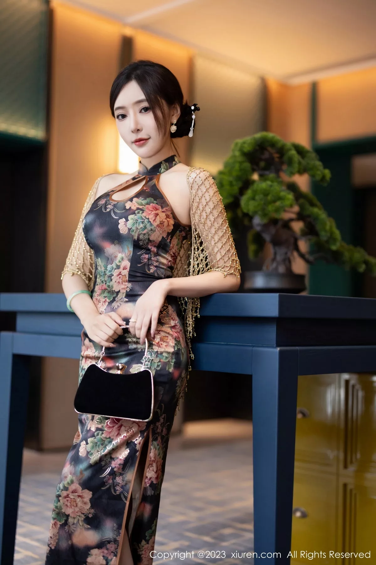 秀人集.com_[XiuRen秀人网]No.7495_女神王馨瑶yanni性感花纹旗袍露淡紫色内衣配开档肉丝诱惑写真81P