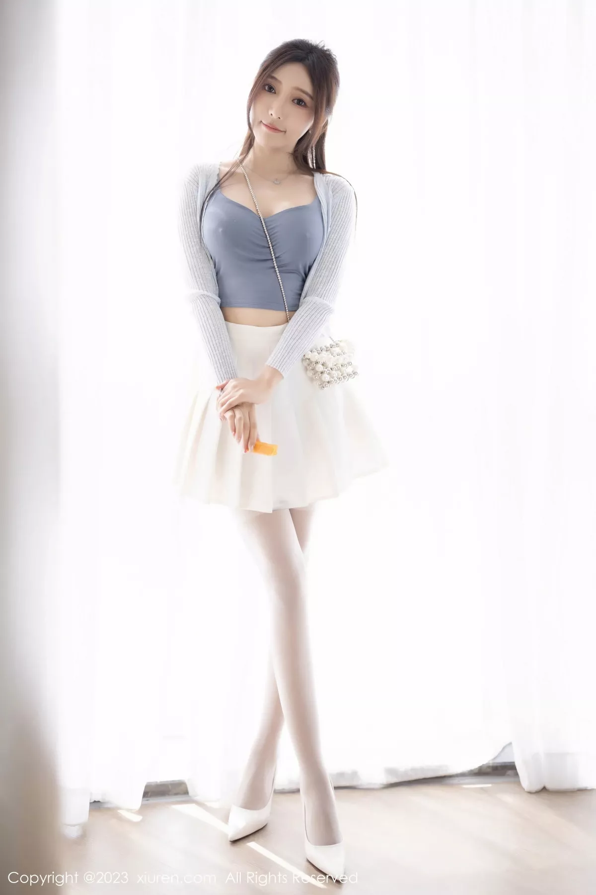 秀人集.com_[XiuRen秀人网]No.7515_女神王馨瑶yanni性感浅色服饰配短裙露白丝吊袜秀美腿诱惑写真82P