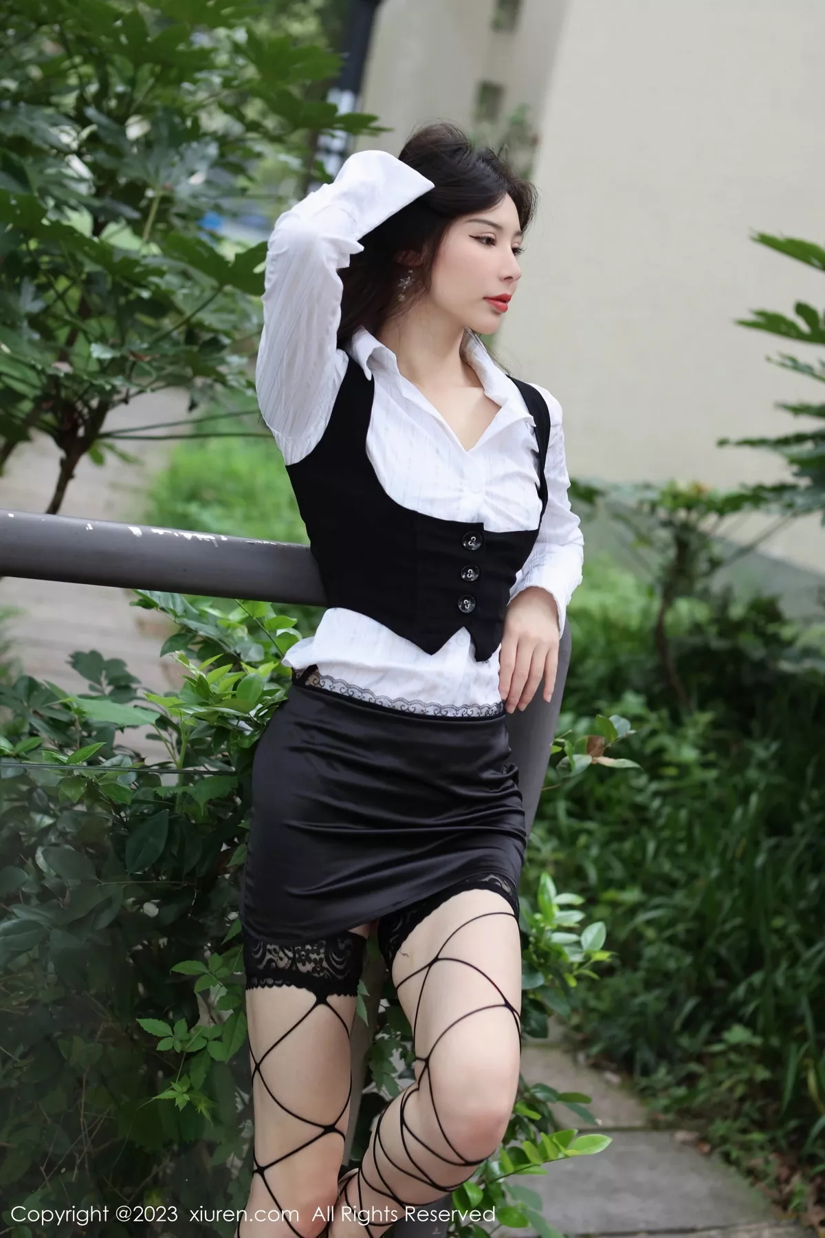 秀人集.com_[XiuRen秀人网]No.7525_模特曼柔户外性感白T配黑色短裙半脱秀豪乳遮点惹火诱惑写真78P