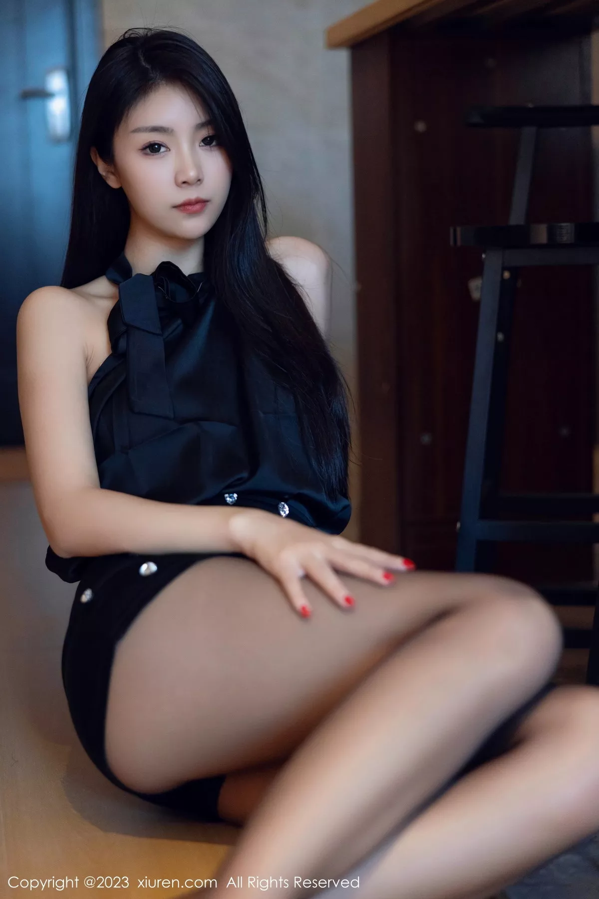 秀人集.com_[XiuRen秀人网]No.7535_模特可乐Vicky性感黑色上衣配黑短裙露超薄黑丝秀美腿诱惑写真82P