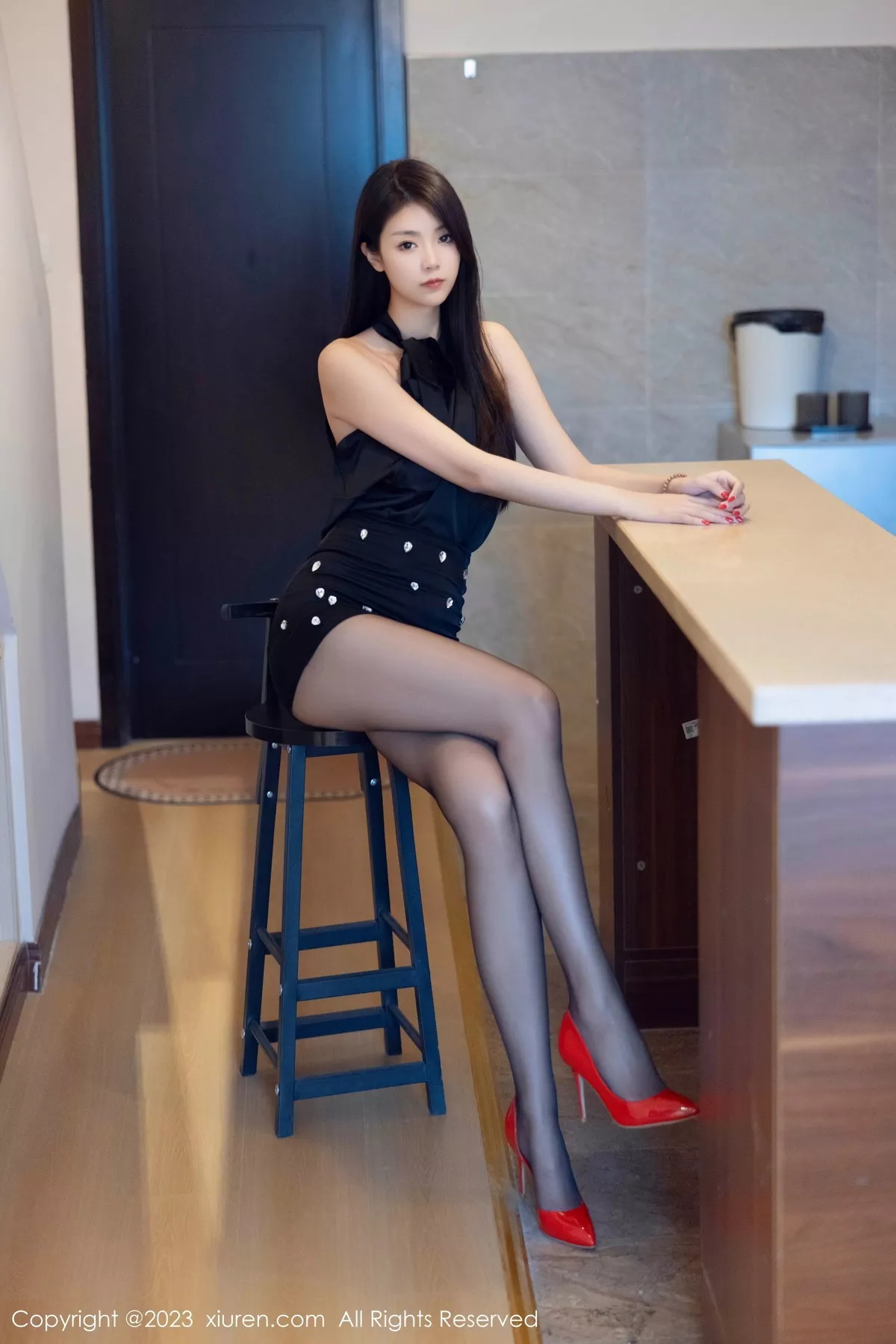 秀人集.com_[XiuRen秀人网]No.7535_模特可乐Vicky性感黑色上衣配黑短裙露超薄黑丝秀美腿诱惑写真82P