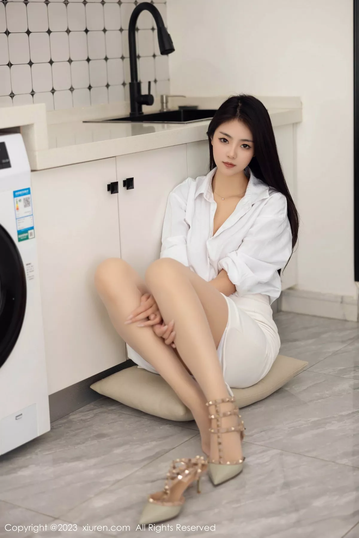 秀人集.com_[XiuRen秀人网]No.7601_模特可乐Vicky性感白T配白短裙露原色丝袜秀完美身材诱惑写真95P