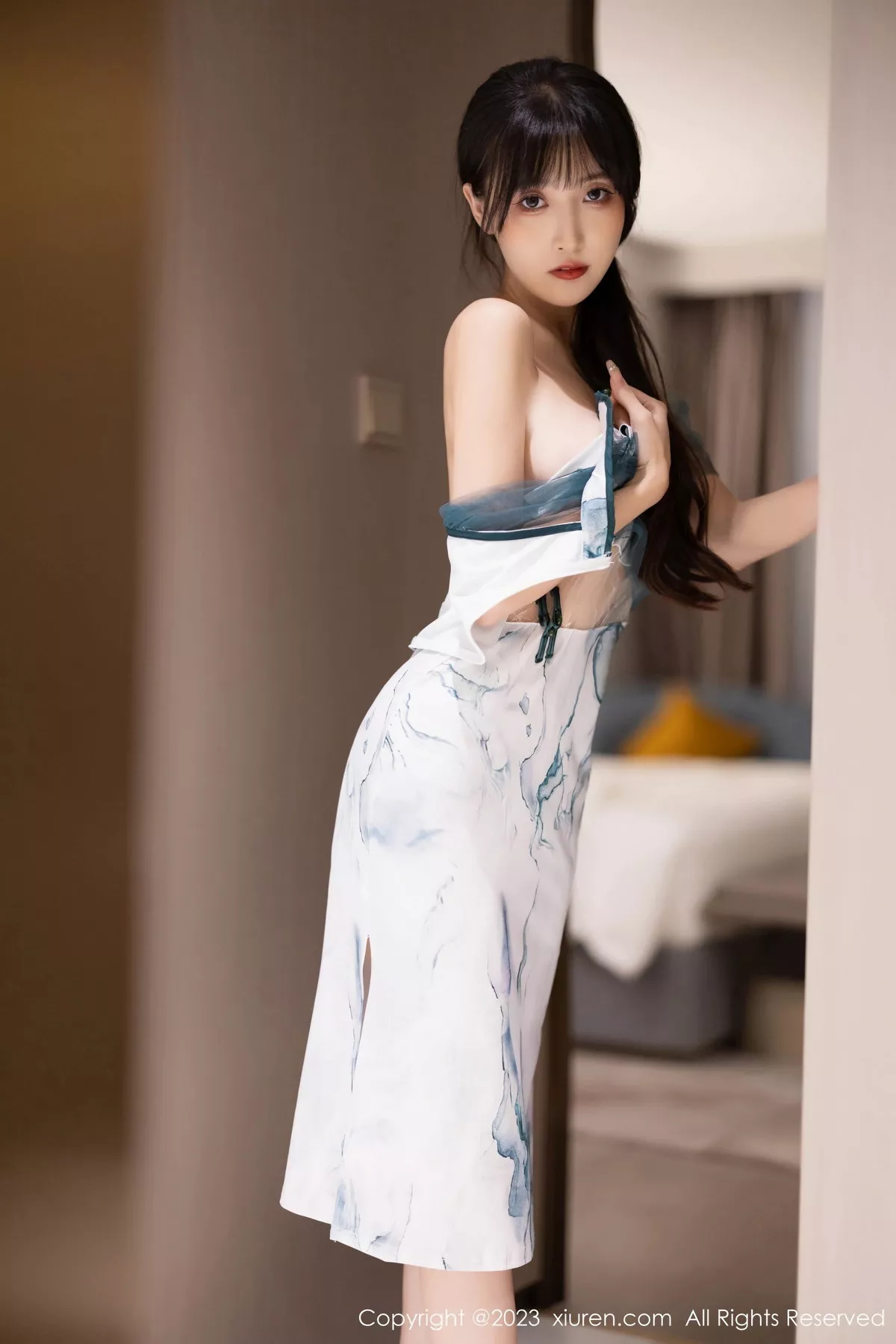 秀人集.com_[XiuRen秀人网]No.7605_模特林星阑性感白色带图案旗袍露性感内衣秀曼妙身姿诱惑写真90P