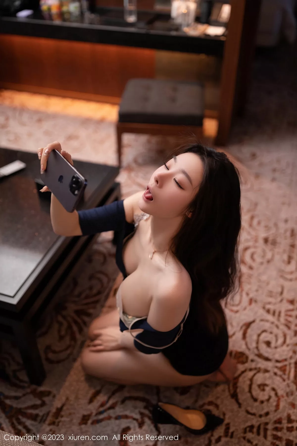 秀人集.com_[XiuRen秀人网]No.7604_模特小逗逗性感蓝上衣配黑短裙露薄纱内衣配开档丝袜诱惑写真77P