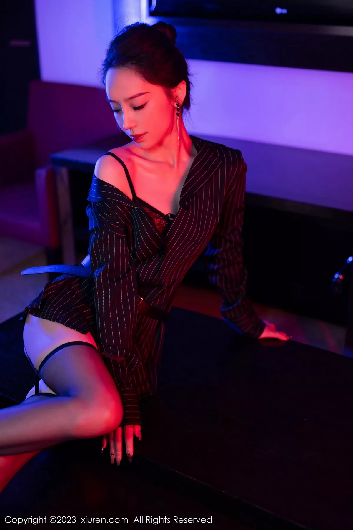 秀人集.com_[XiuRen秀人网]No.7611_模特苏曼兮黑色条纹衬衫露黑色内衣配黑丝吊袜秀翘臀诱惑写真90P