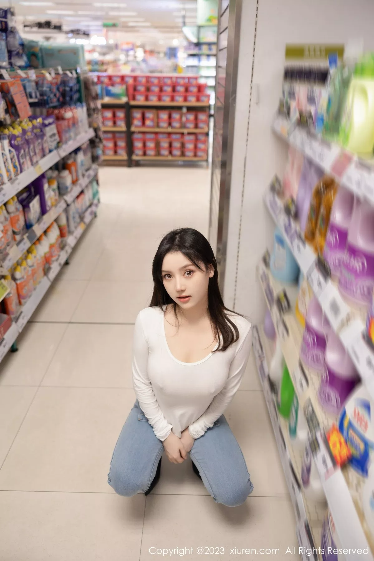 秀人集.com_[XiuRen秀人网]No.7616_模特豆瓣酱超市场景性感白T配牛仔裤半脱秀丰满身材诱惑写真84P