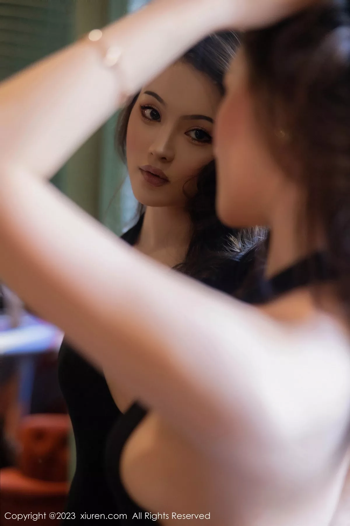 秀人集.com_[XiuRen秀人网]No.7607_新人模特Nanyo黑色露背连衣裙配黑丝渔网秀曼妙身姿诱惑写真54P