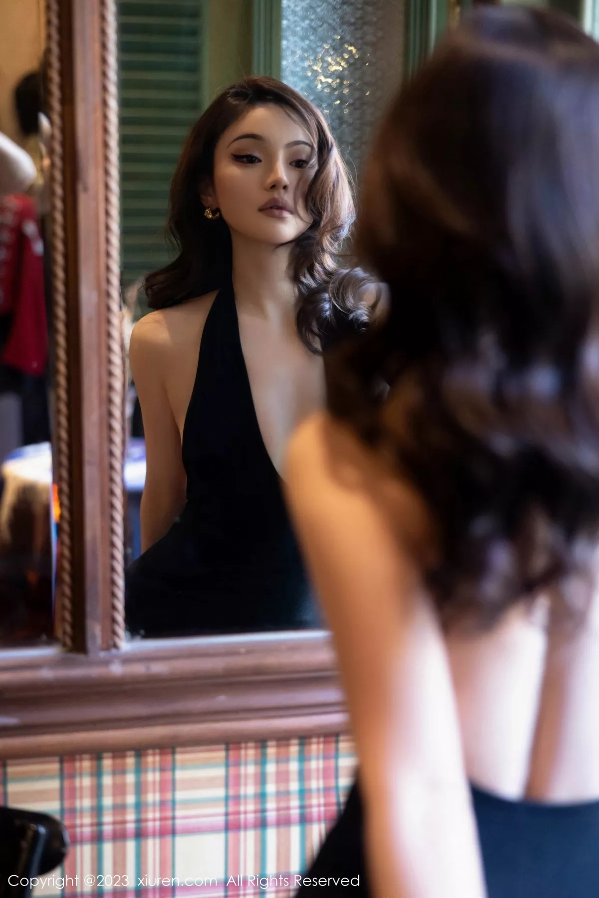 秀人集.com_[XiuRen秀人网]No.7607_新人模特Nanyo黑色露背连衣裙配黑丝渔网秀曼妙身姿诱惑写真54P