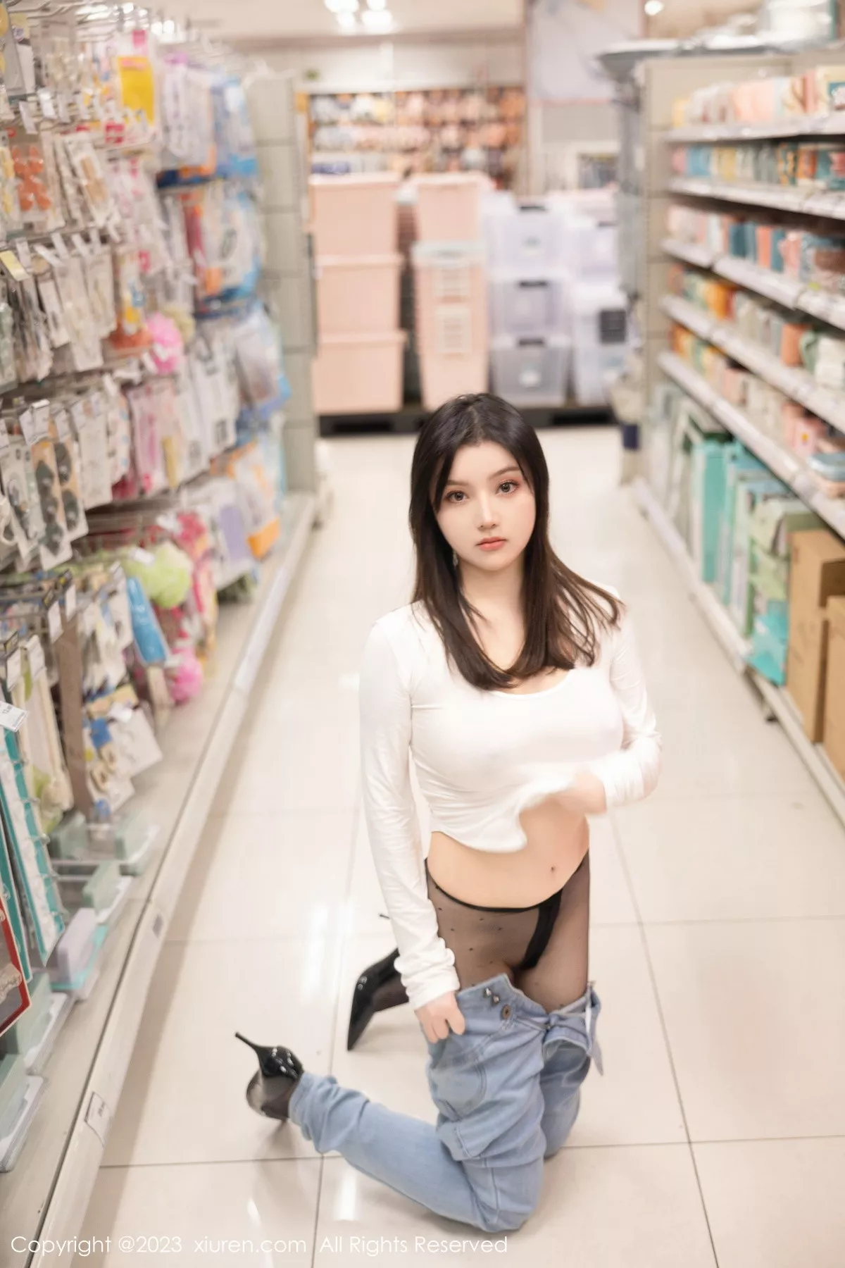 秀人集.com_[XiuRen秀人网]No.7616_模特豆瓣酱超市场景性感白T配牛仔裤半脱秀丰满身材诱惑写真84P