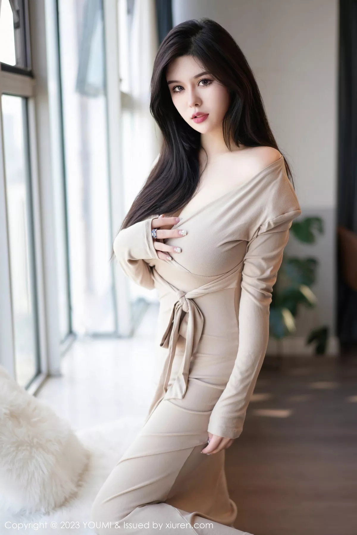 秀人集.com_[YouMi尤蜜荟]Vol.1000_模特周思乔Betty浅暖色连衣短裙配超薄肉丝秀凹凸身材诱惑写真76P