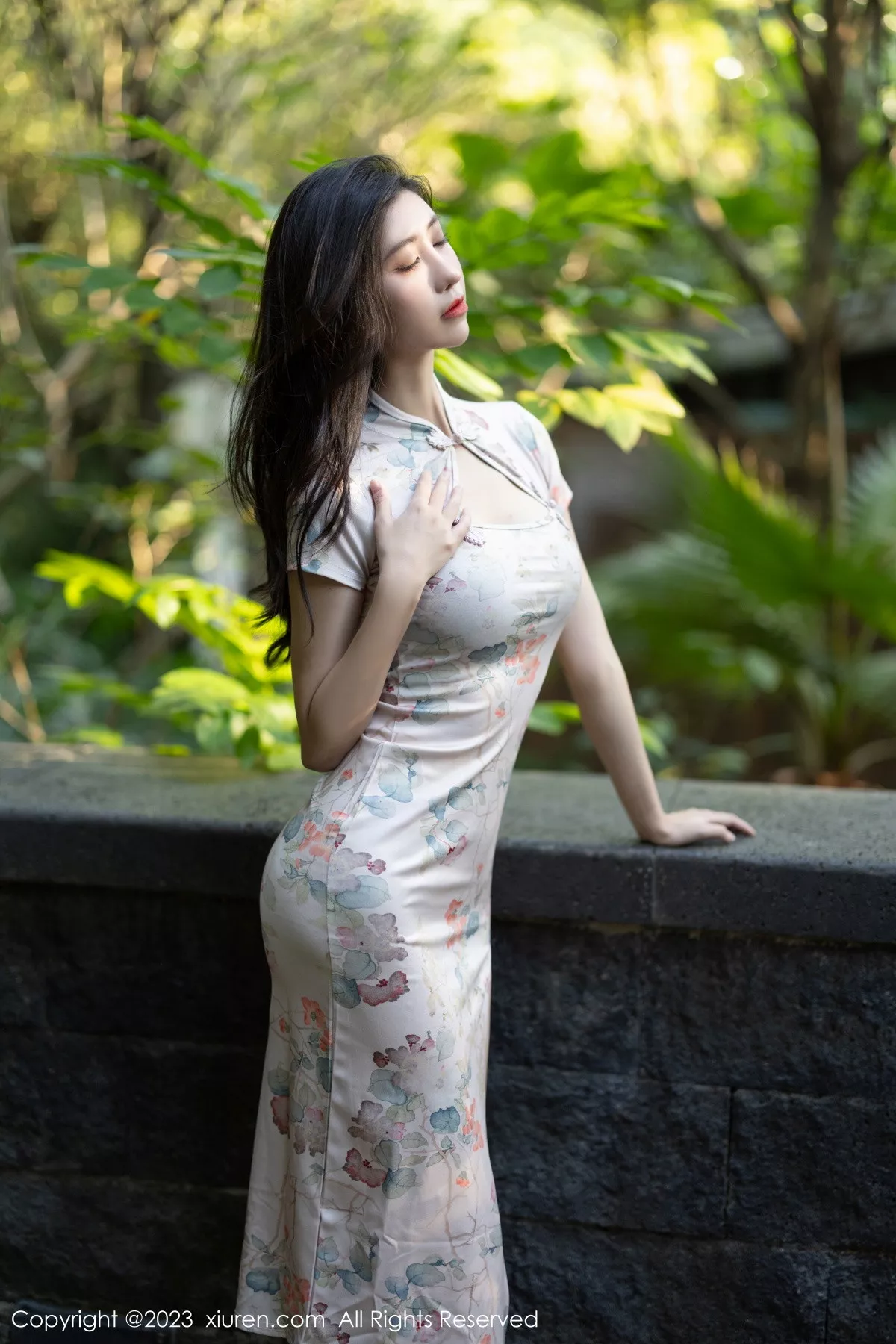 秀人集.com_[XiuRen秀人网]No.7631_模特章芃芃性感浅色旗袍+黑色蕾丝情趣服秀曼妙身姿诱惑写真100P