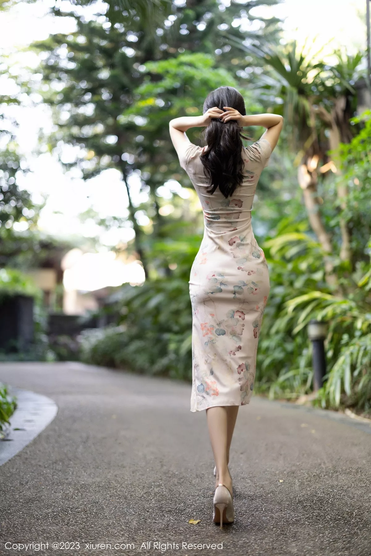 秀人集.com_[XiuRen秀人网]No.7631_模特章芃芃性感浅色旗袍+黑色蕾丝情趣服秀曼妙身姿诱惑写真100P