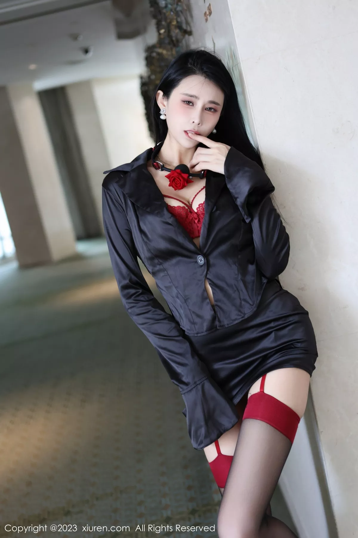 秀人集.com_[XiuRen秀人网]No.7630_模特草莓mm黑色上衣配黑短裙露性感红色蕾丝内衣惹火诱惑写真69P