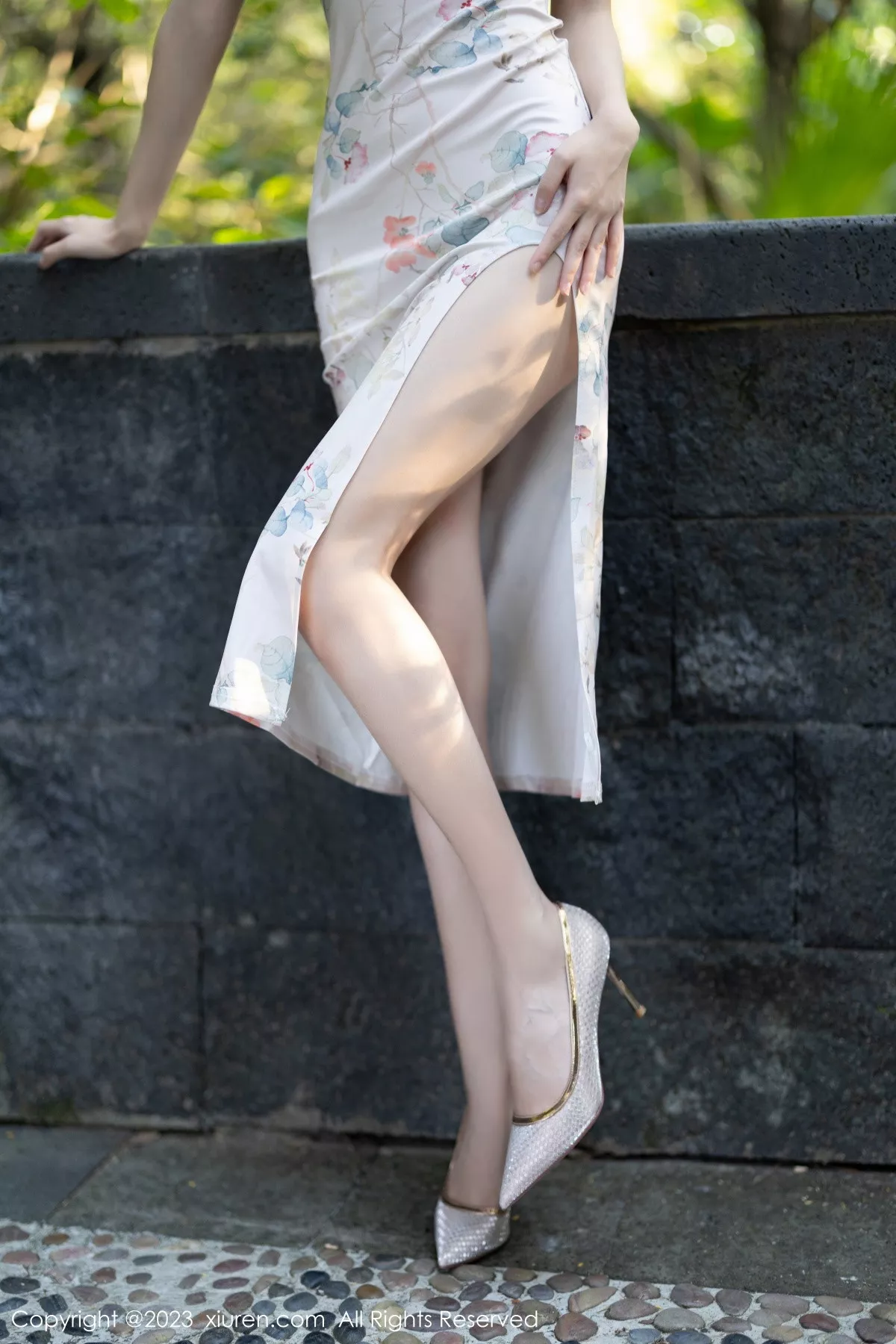 秀人集.com_[XiuRen秀人网]No.7631_模特章芃芃性感浅色旗袍+黑色蕾丝情趣服秀曼妙身姿诱惑写真100P