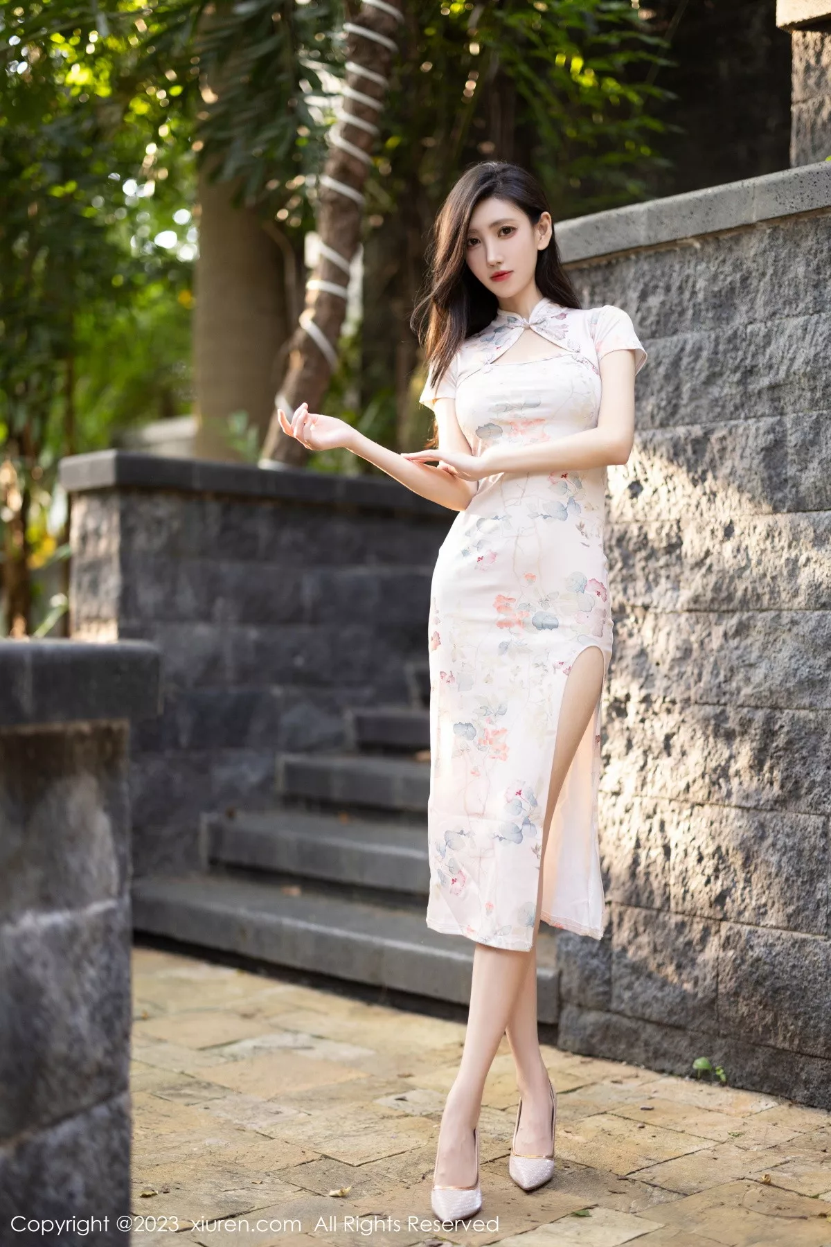 秀人集.com_[XiuRen秀人网]No.7631_模特章芃芃性感浅色旗袍+黑色蕾丝情趣服秀曼妙身姿诱惑写真100P