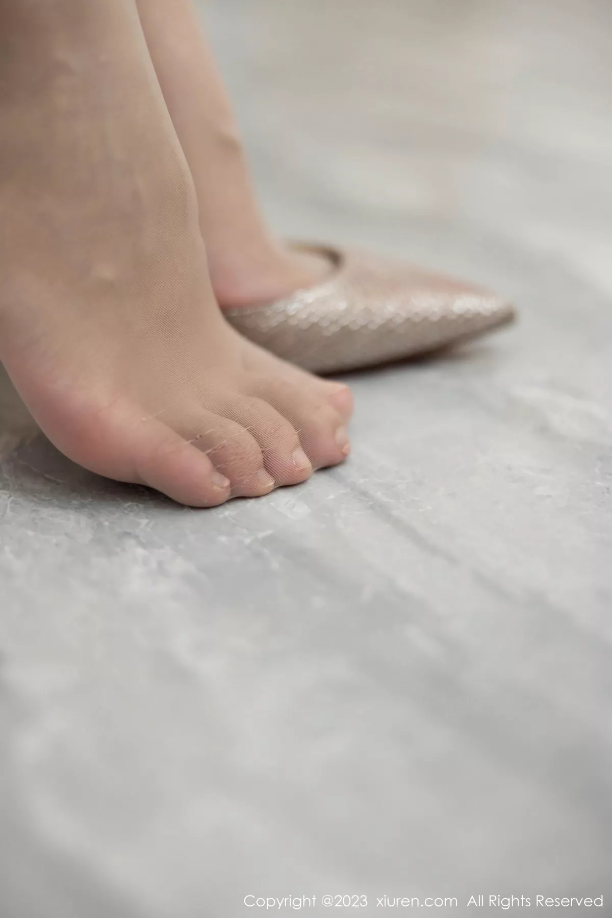 秀人集.com_[XiuRen秀人网]No.7635_模特可乐Vicky性感浅蓝上衣配白短裙露原色丝袜秀美腿诱惑写真97P