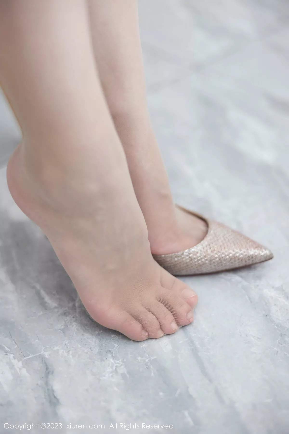 秀人集.com_[XiuRen秀人网]No.7635_模特可乐Vicky性感浅蓝上衣配白短裙露原色丝袜秀美腿诱惑写真97P