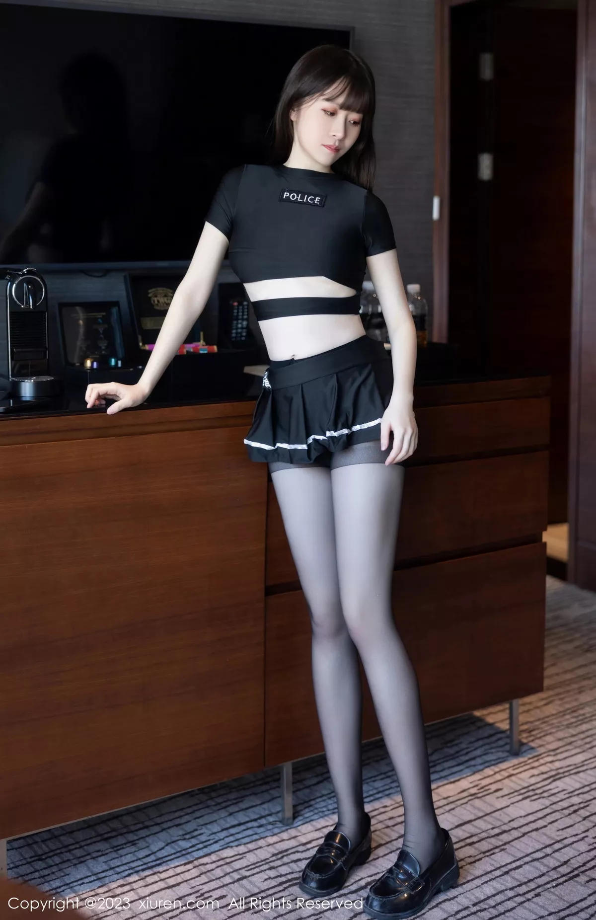 秀人集.com_[XiuRen秀人网]No.7637_模特林悠悠性感黑色上衣配黑短裙露开档黑丝秀曼妙身姿诱惑写真98P